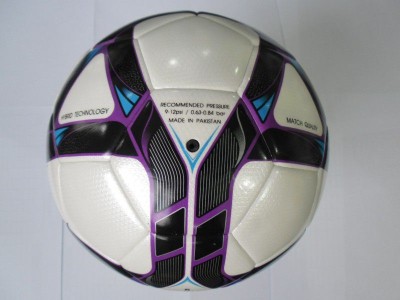Hybrid Ball has some advantages over the normal sewn or glued footballs - it combines the best features of these two production versions at an acute Soccer .  particularly robust seams - glued and sewn durable surface for any surface ( grass , artificial